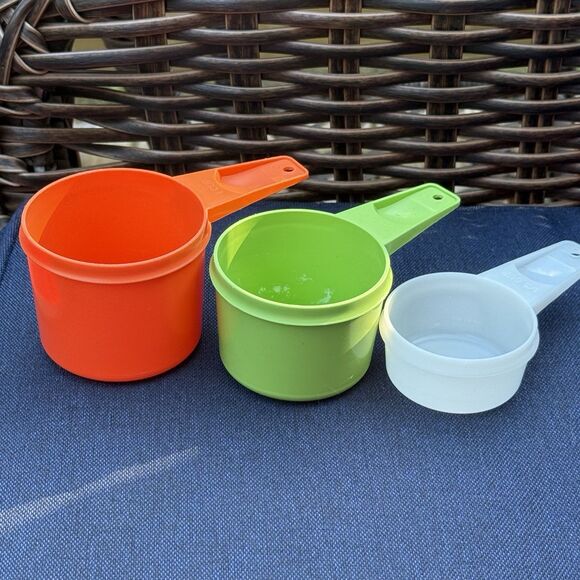 Mixed set Vintage Tupperware Measuring Cups 1 harvest, 3/4 lime, 1/3 white - Picture 1 of 7